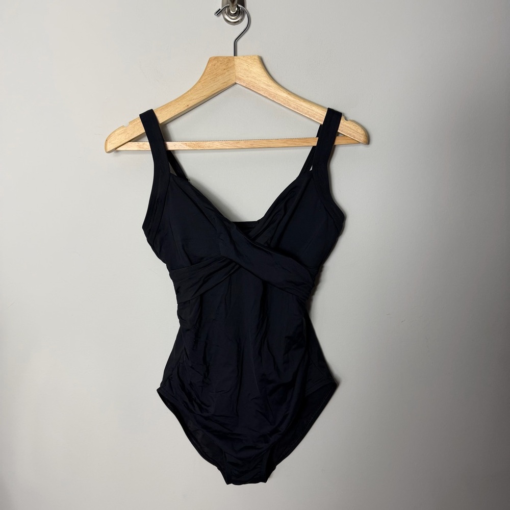 Lands End Women’s One Piece Black Bathing Suit Swim V Neck size small 638